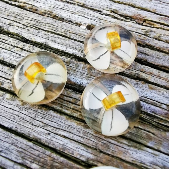 Vintage Lot of 8 Clear Plastic Buttons with White Flower Design and Faux Pearl - Picture 4 of 10